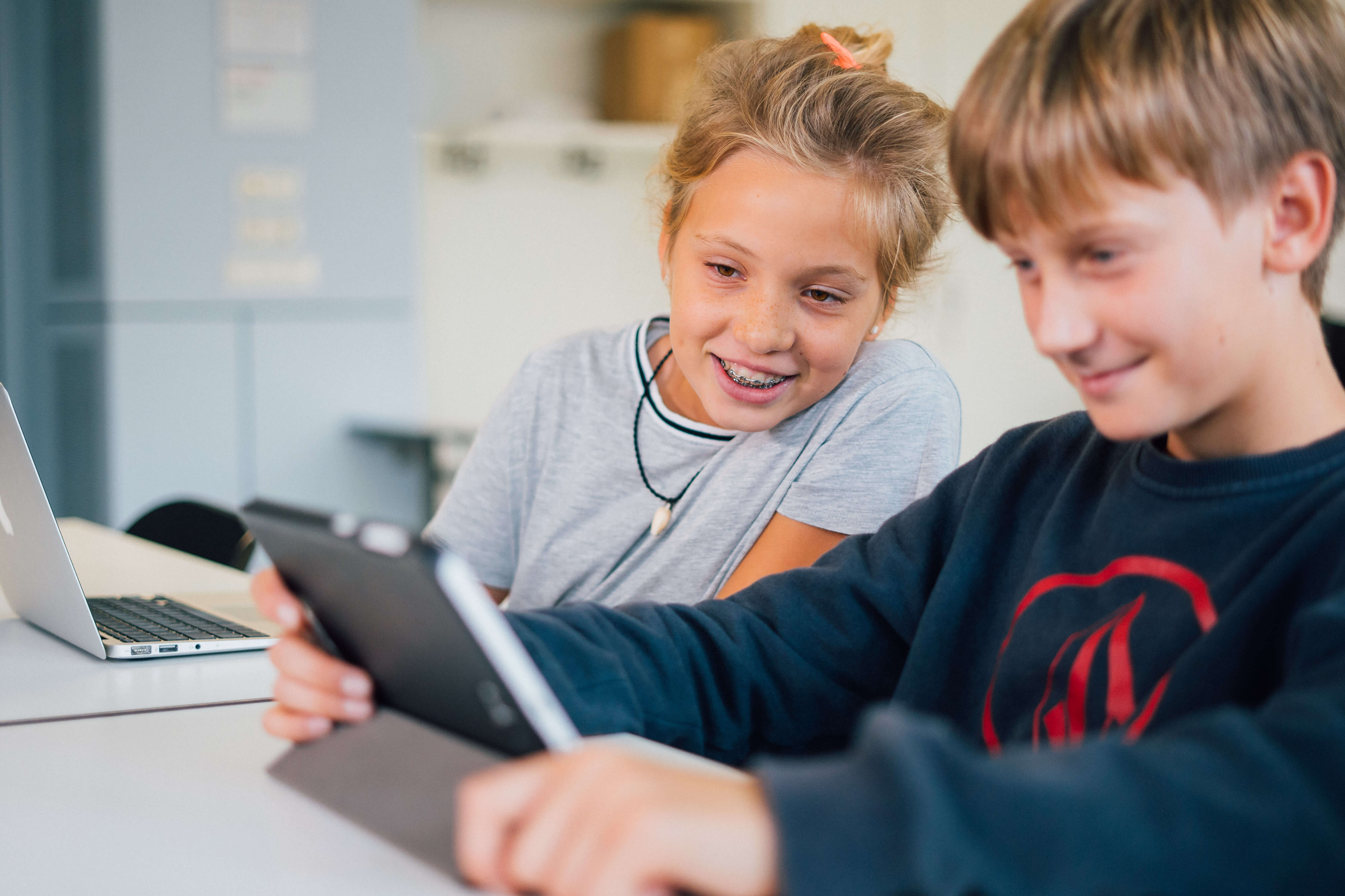 Kinder schauen auf Laptop-Bildschirm