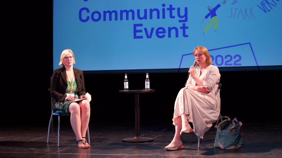 Hanna Gleiß und Bundesfamilienministerin Lisa Paus im Gespräch auf dem Community Event 22