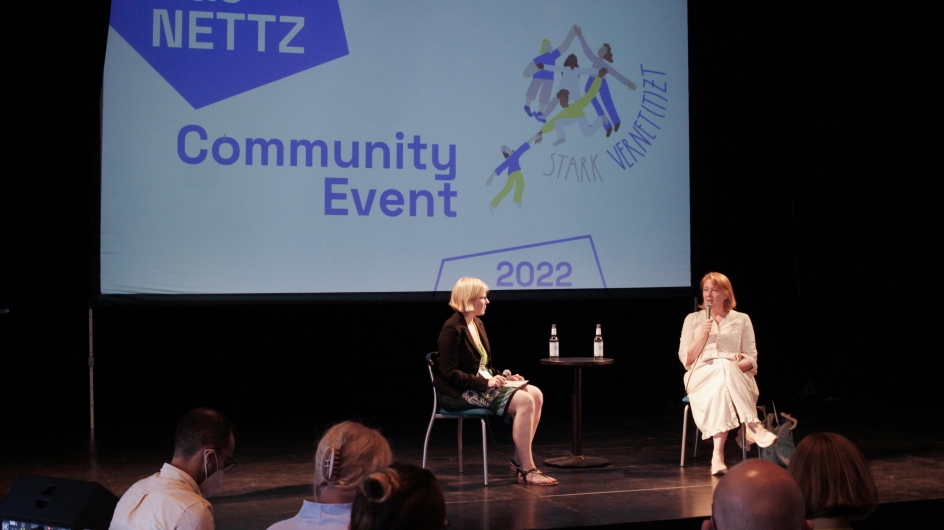 Hanna Gleiß im Gespräch mit Bundesfamilienministerin Lisa Paus auf dem Community Event 22