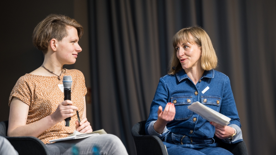 Nadine Brömme spricht mit Aline Blankertz