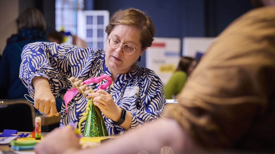 Rapid Prototyping: Eine Person bastelt 