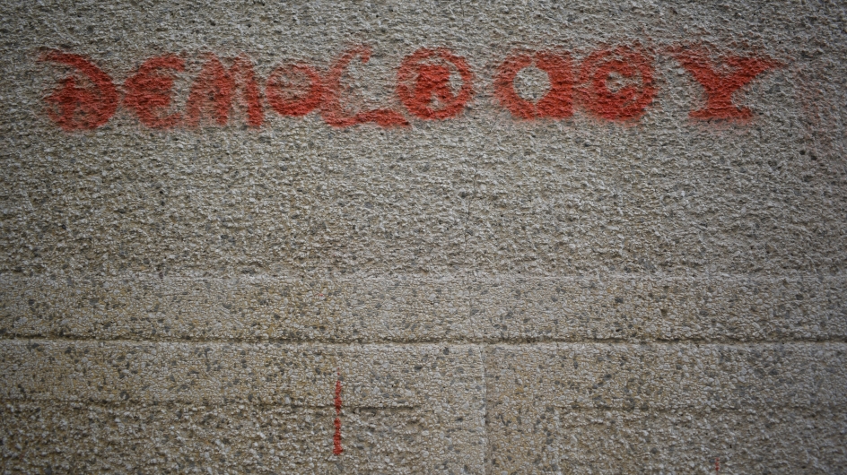 Foto von einem Democracy Graffiti auf einer Wand
