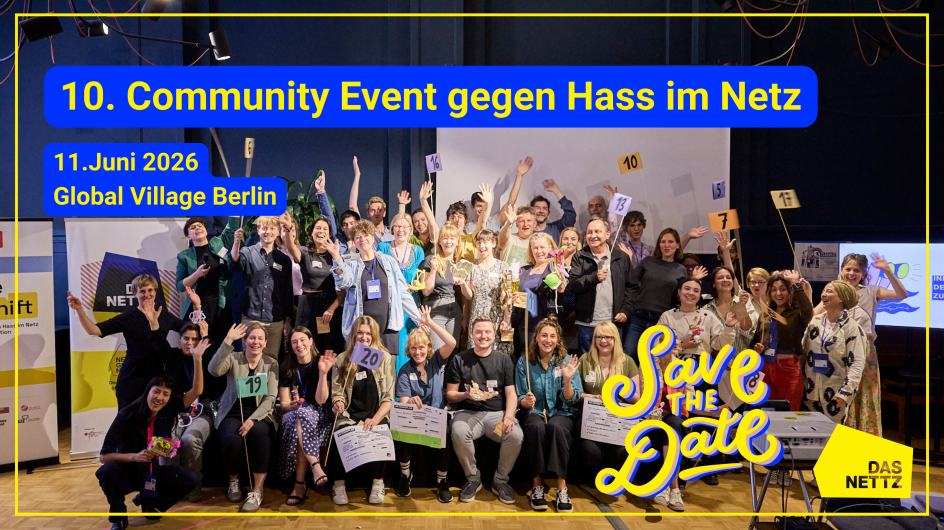 Foto vom letzten Community Event mit vielen Menschen, die winken. Darüber steht „Community Event gegen Hass im Netz 2026“ und „11. Juni 2026“ sowie „Berlin Global Village“. 