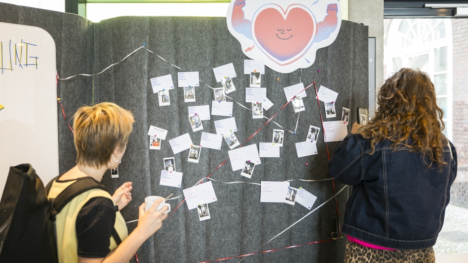 Bild: Community Event gegen Hass im Netz zum Thema „Come together, right now – Zusammenhalt in schwierigen Zeiten“ am 11. Juni 2026 im Berlin Global Village