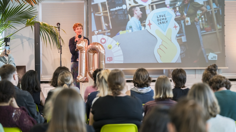 Bild: Community Event gegen Hass im Netz zum Thema „Come together, right now – Zusammenhalt in schwierigen Zeiten“ am 11. Juni 2026 im Berlin Global Village