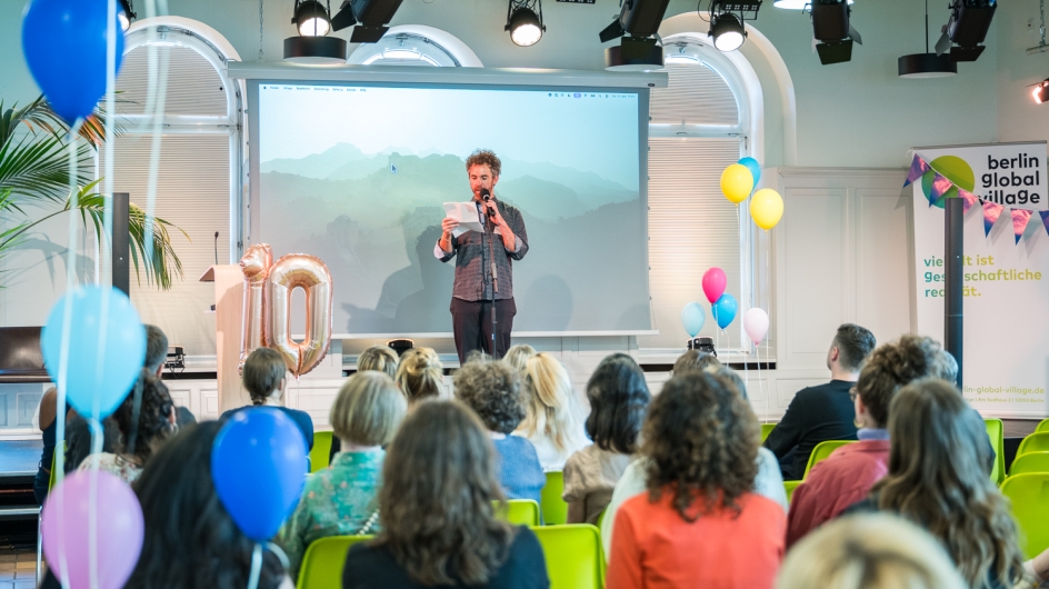 Bild: Community Event gegen Hass im Netz zum Thema „Come together, right now – Zusammenhalt in schwierigen Zeiten“ am 11. Juni 2026 im Berlin Global Village 
