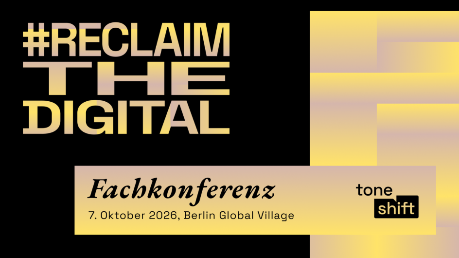 Grafik zur Fachkonferenz „#RECLAIM THE DIGITAL“ von tone shift am 7. Oktober 2026 im Berlin Global Village. Auf schwarzem Hintergrund steht der großformatige Titel in gelb-beigen Farbverläufen. Rechts und im unteren Bereich überlagern sich geometrische Flächen in Gelb-, Beige- und Rosatönen. Ein hervorgehobenes Feld nennt den Veranstaltungsort und das Datum „7. Oktober 2026, Berlin Global Village“ sowie das Logo von tone shift.
