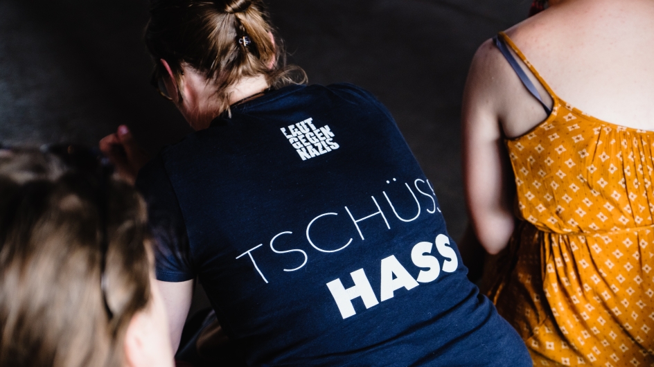 Frau mit T-Shirt, Schriftzug "Laut gegen Nazis"