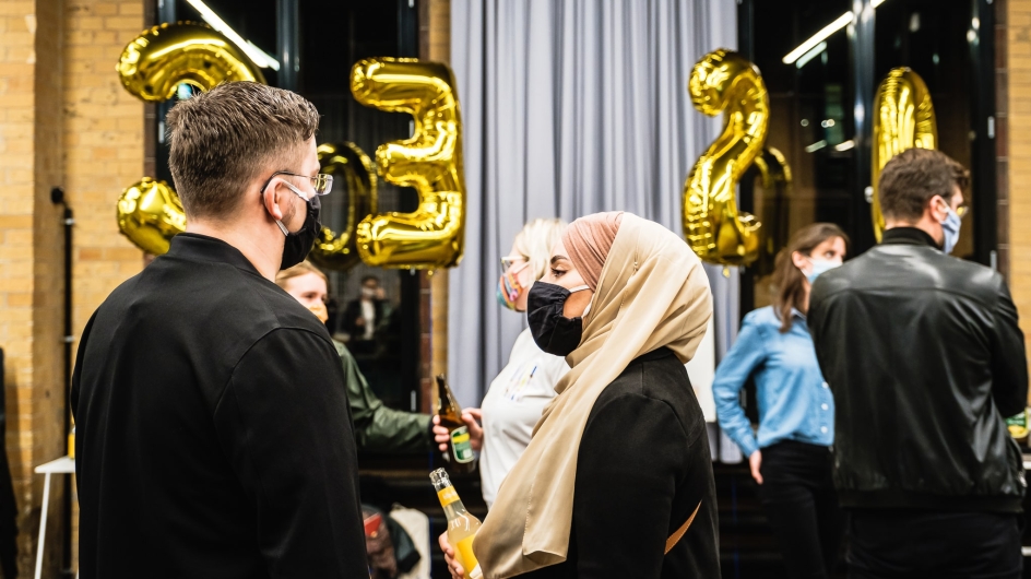 Abendliche Präsenzveranstaltung des Community Events 2020 Abendliche Präsenzveranstaltung des Community Events 2020, Teilnehmende kommen mit Mund-Nasenschutz zusammen