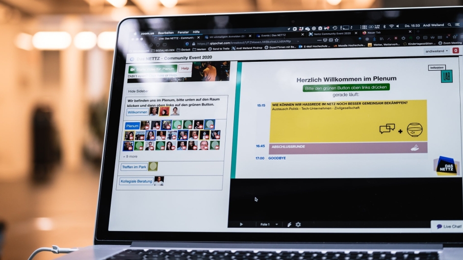 Konferenzumgebung Qiqochat für das Community Event 2020 Foto von aufgeklapptem Laptop. Zu sehen ist die Konferenzumgebung Qiqochat.