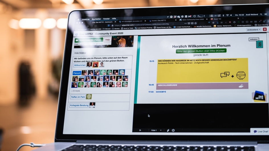 Foto von aufgeklapptem Laptop. Zu sehen ist die Konferenzumgebung Qiqochat.