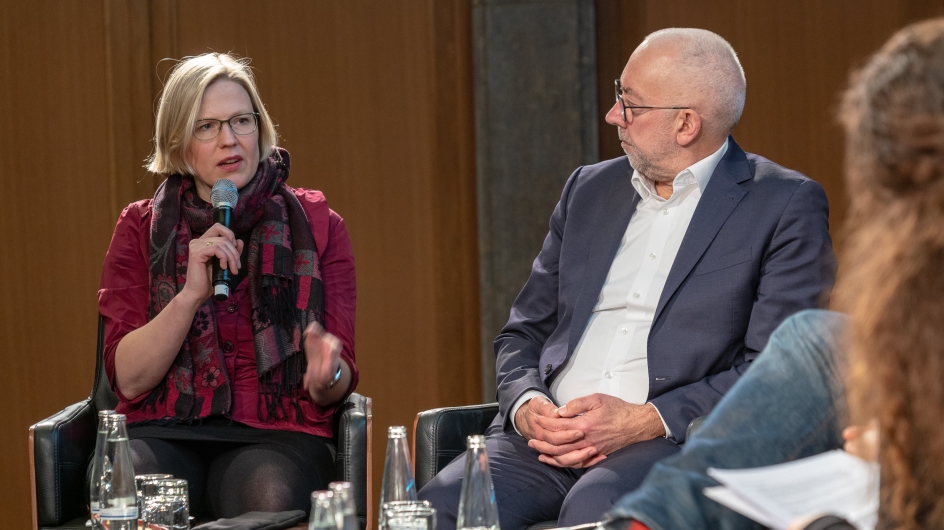 Hanna Gleiß auf dem Podium u.a. mit Gerd Billen zum Launch der Studie