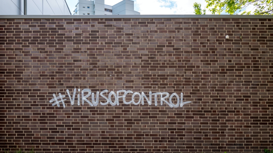 Text auf Mauer #VIRUSOFCONTROL