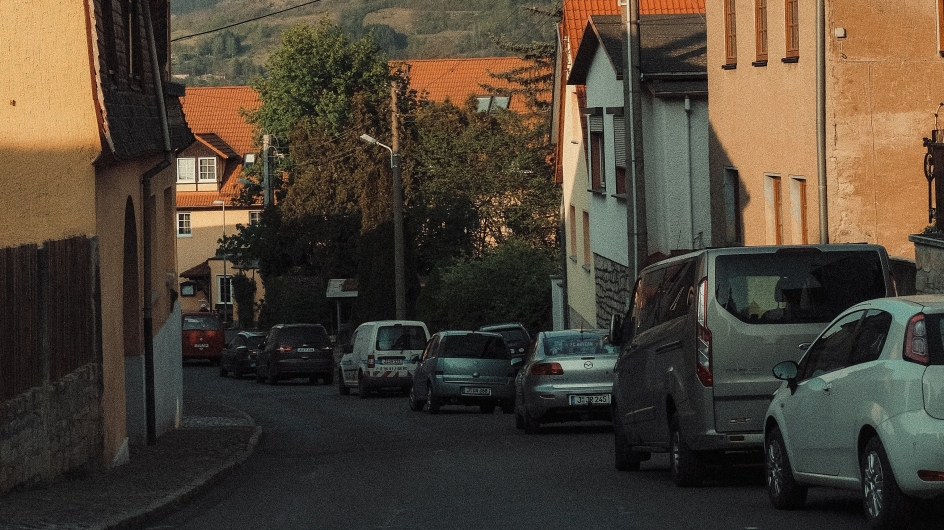 Parkende Autos und Häuser in Jena, Deutschland