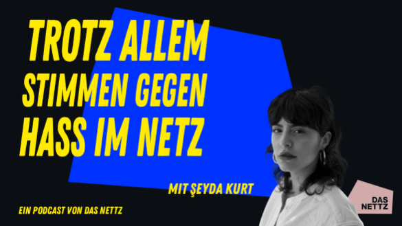 Coverbild des Podcasts „Trotz allem. Stimmen gegen Hass im Netz“. Podcast-Titel in Gelb auf schwarzen und blauem Hintergrund. Porträtbild der Moderator*in Şeyda Kurt. NETTZ-Logo in Rosa.