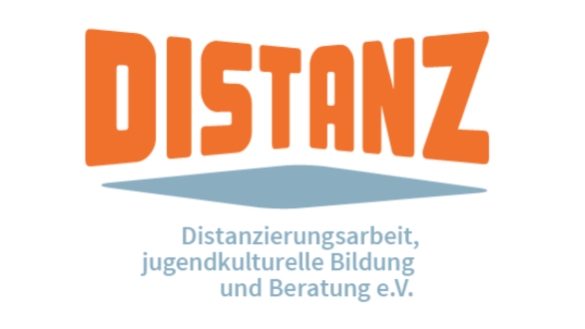 Auf weißem Hintergrund: Distanz in orangener Farbe, verzerrt nach außen, darunter in blau Distanzierungsarbeit, jugendkulturelle Bildung und Beratung e.V.