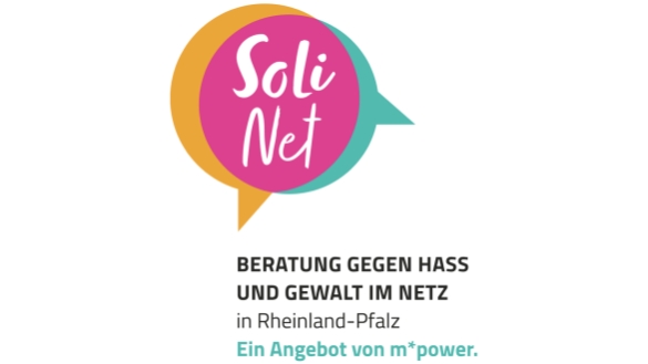 Zwei übereinanderliegende Sprechblasen, eine orange, eine blau, auf der Überlappung steht SoliNet, darunter Beratung gegen Hass und Gewalt im Netz in Rheinland-Pfalz. Ein Angebot von m*power in blau