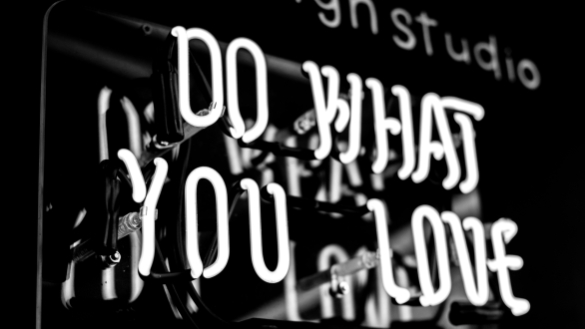 Schwarz-weiß Foto von einer Leuchtschrift mit dem Satz "Do what you love".