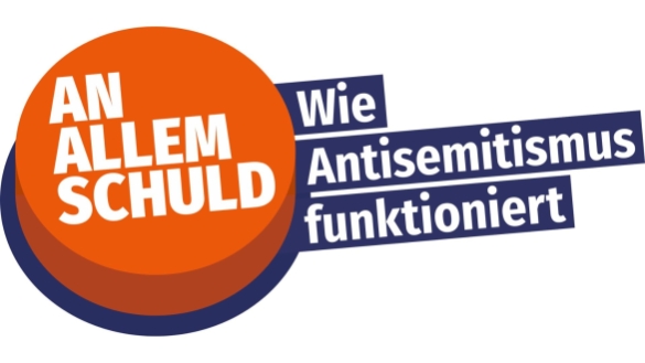 "An allem schuld" Schriftzug auf orangenem Knopf, " Wie Antisemitismus funktioniert" auf lila Hintergrund 
