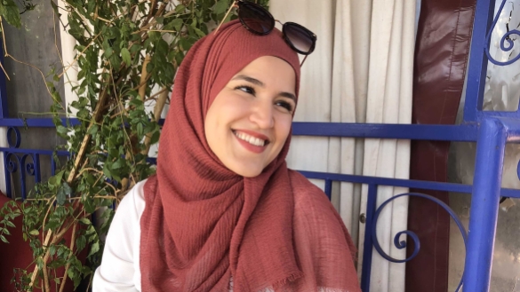 Ouassima Laabich-Mansour lächelnd an einem Kaffeetisch