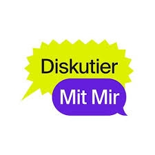 Logo Diskutier Mit Mir Logo von Diskutier Mit Mir: Zwei Sprechblasen in grün und lila, in denen „Diskutier mit mir“ steht.