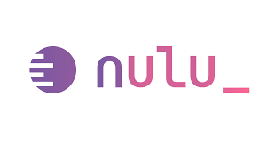 nulu Logo: In pink-lila Schrift steht nulu_ neben einem Kreis in lila. 