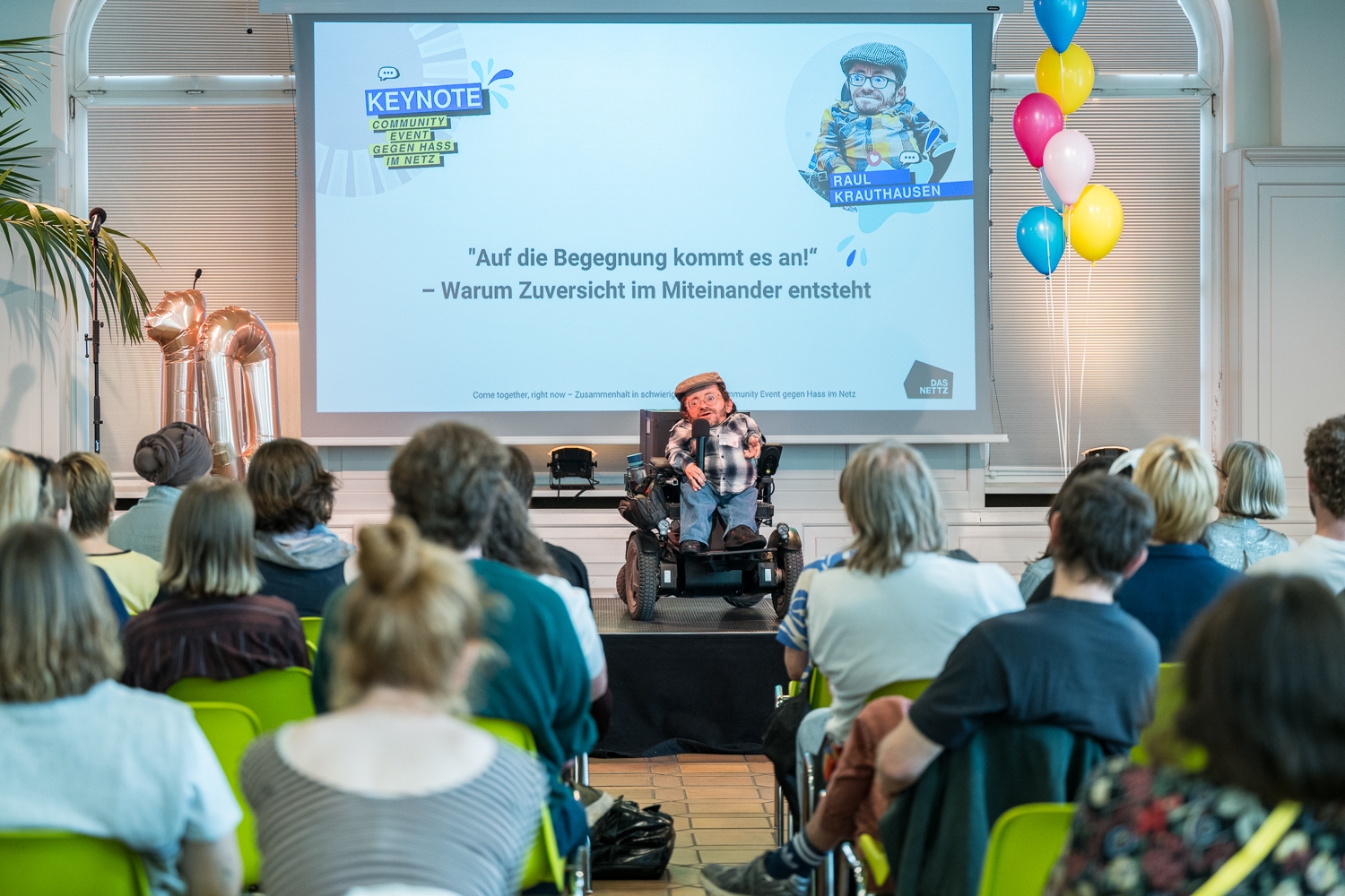  Bild: Keynote von Raul Krauthausen I Community Event gegen Hass im Netz zum Thema „Come together, right now – Zusammenhalt in schwierigen Zeiten“ 