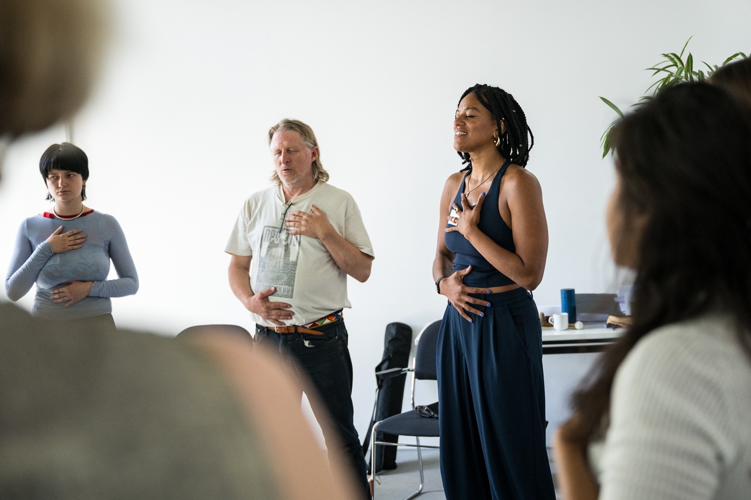 Bild: Bodywork-Workshop von Isabelle Dikumbi Rivera  I  Community Event gegen Hass im Netz zum Thema „Come together, right now – Zusammenhalt in schwierigen Zeiten“
