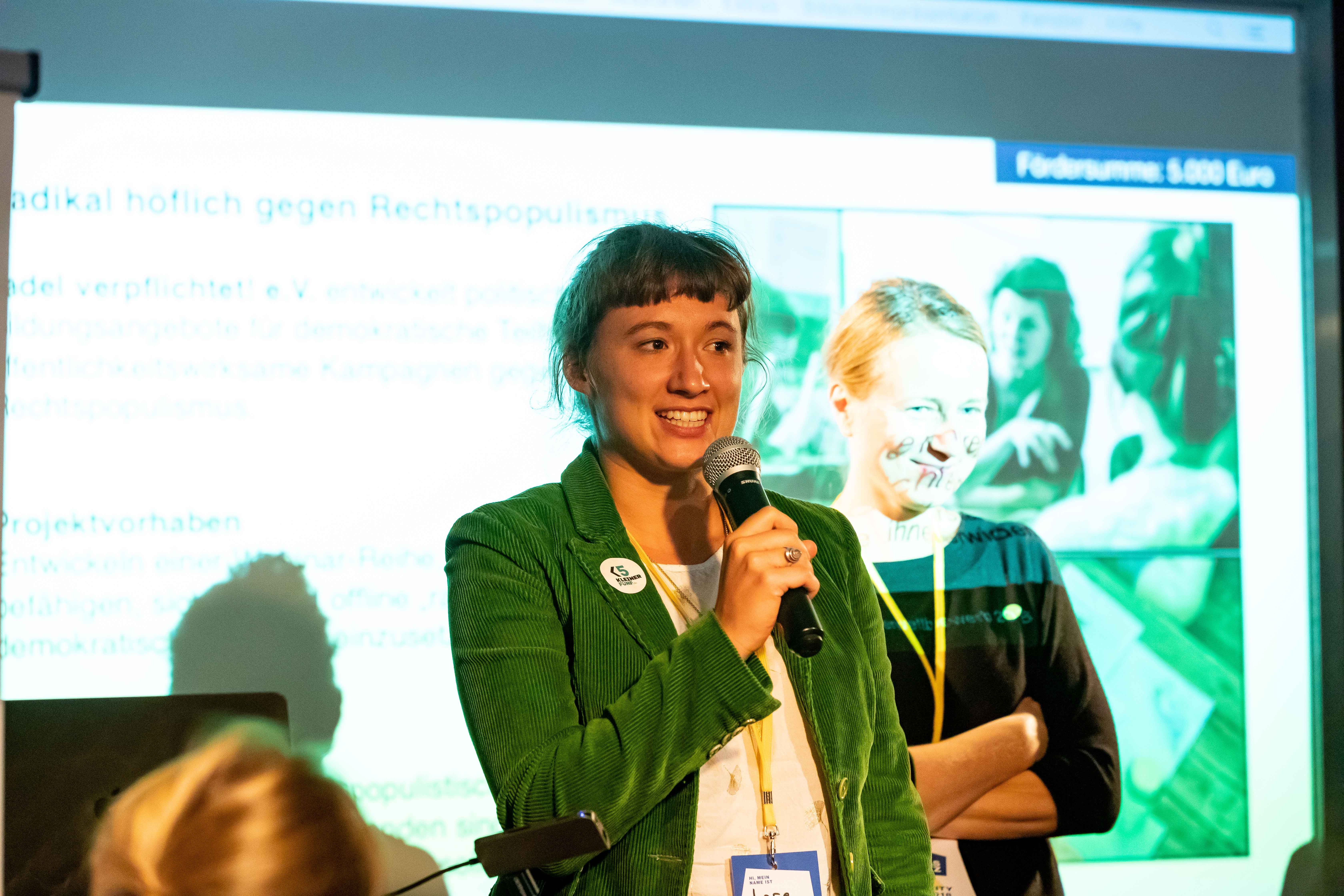 Lore Kurtz und Barbara Djassi präsentieren "Radikale Höflichkeit gegen Rechtspopulismus" Lore Kurtz und Barbara Djassi präsentieren "Radikale Höflichkeit gegen Rechtspopulismus"