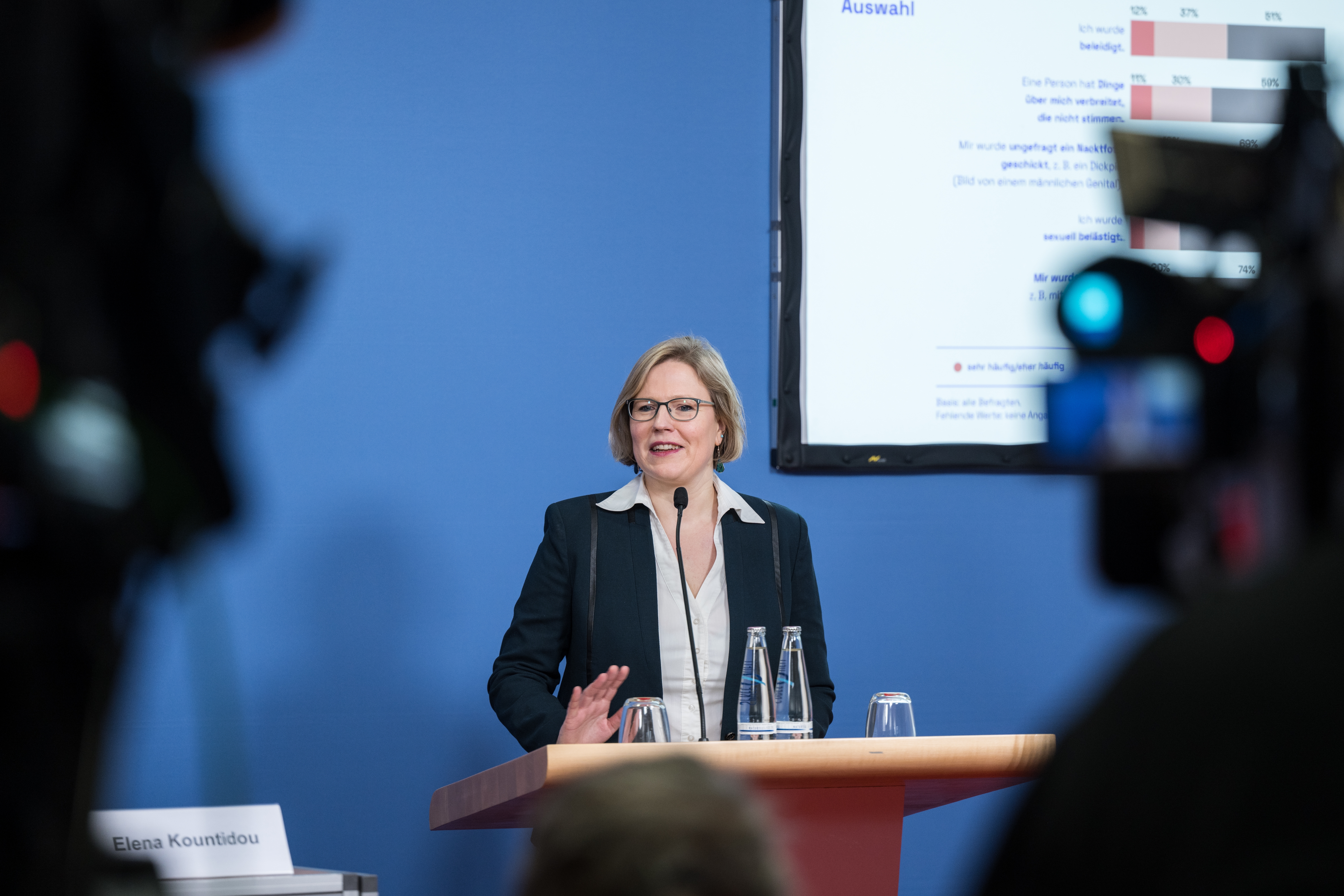 Foto: Das NETTZ I Hanna Gleiß bei der Pressekonferenz zur Studie