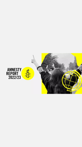 Cover des Amnesty Report 2022/23. Man sieht eine demonstrierende Person, die ihre Finger in die Luft hält. Darüber liegt ein Globus.
